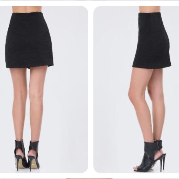 bebe | Embossed Quilted Floral A-line Mini Skirt Black LG - Picture 9 of 10